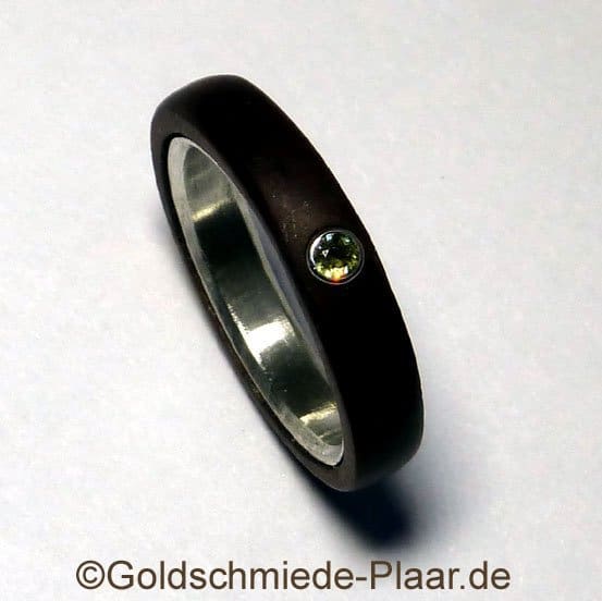 Ring aus Holz und Silber mit Demantoid