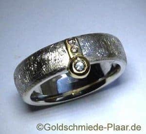 Schmuckstück aus Altgold - Ring aus Silber und Gold mit Brillanten