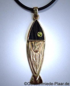 Fisch als Kettenanhänger,Gold,Holz,Saphir