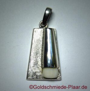 Kettenanhänger mit Milchzahn