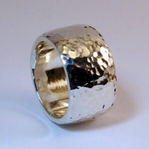 Ring mit Hammerschlag aus Silber