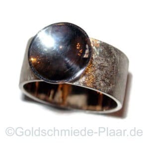 Breiter Silberring mit gewölbter Platte