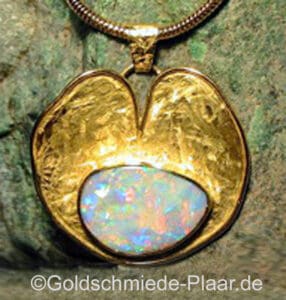 Kettenanhänger aus Gold mit Opal