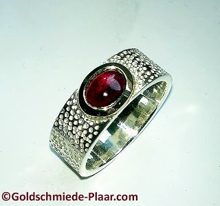 Silber-Ring mit Granat in Gold