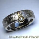 Schmuckstück aus Altgold - Ring aus Silber und Gold mit Brillanten