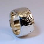 Ring mit Hammerschlag aus Silber