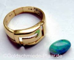 Ring aus altem Gold mit Opal