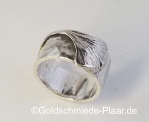 Ring mit Ginkgo-Blatt aus Silber